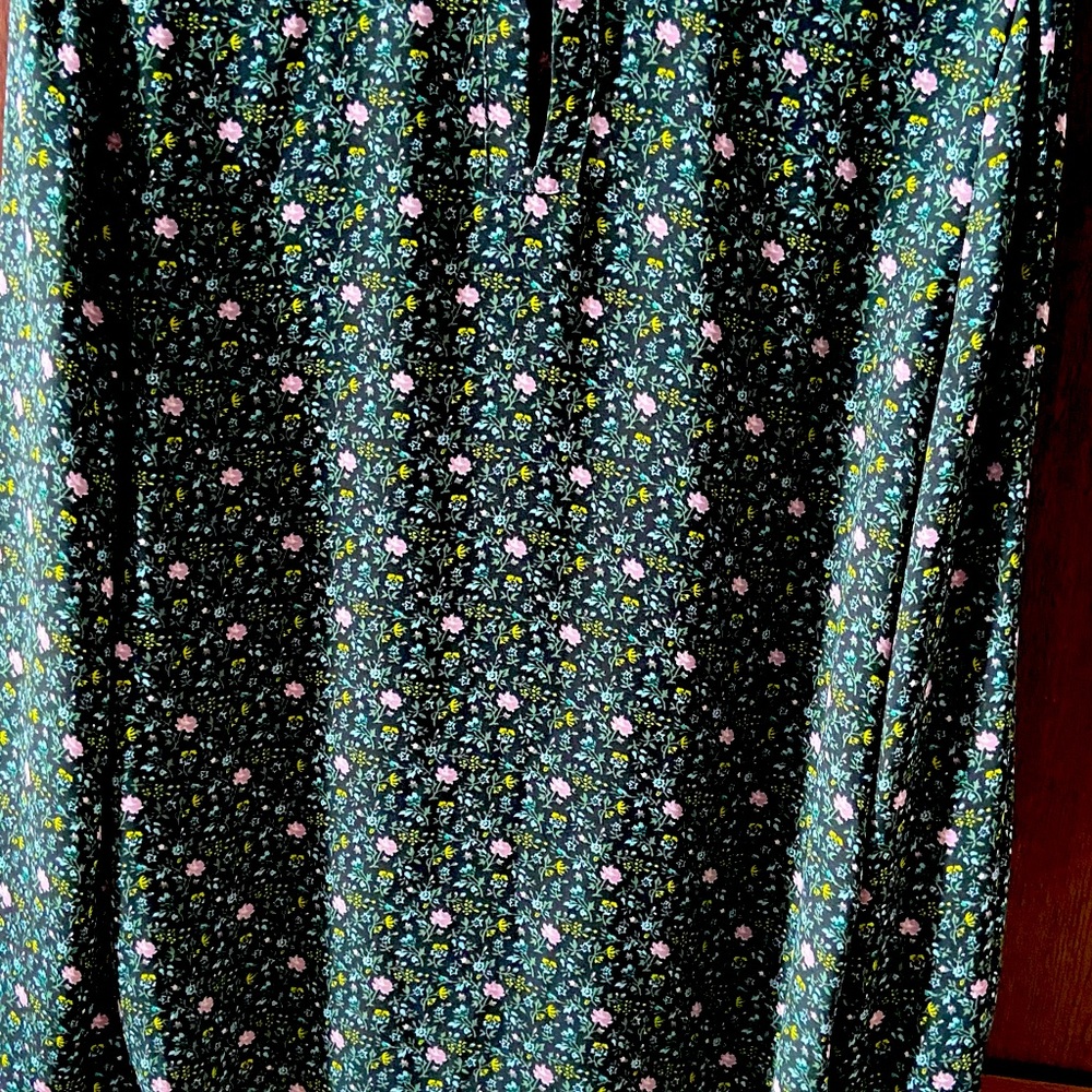 A beautifully flowy top from Loft, small size. Great for office wear.
